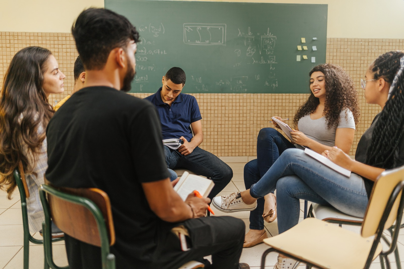 Como aprimorar o diálogo entre a escola e familiares e/ou responsáveis?