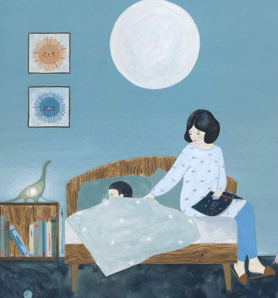 desenho  de mulher fazendo criança dormir no quarto após leitura de livro. Quarto com dois quadros pendurados e lua.