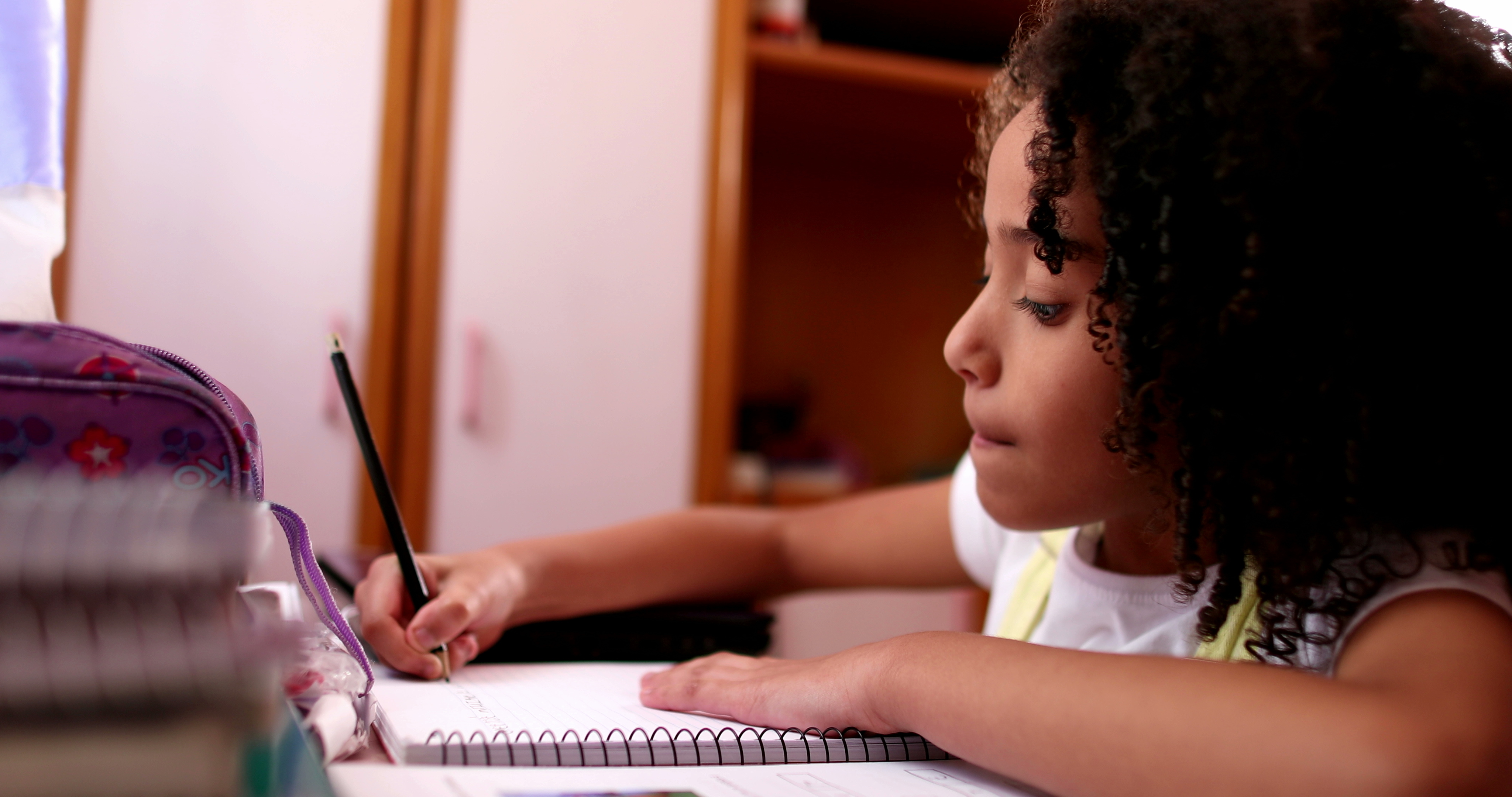 Garota escrevendo no caderno